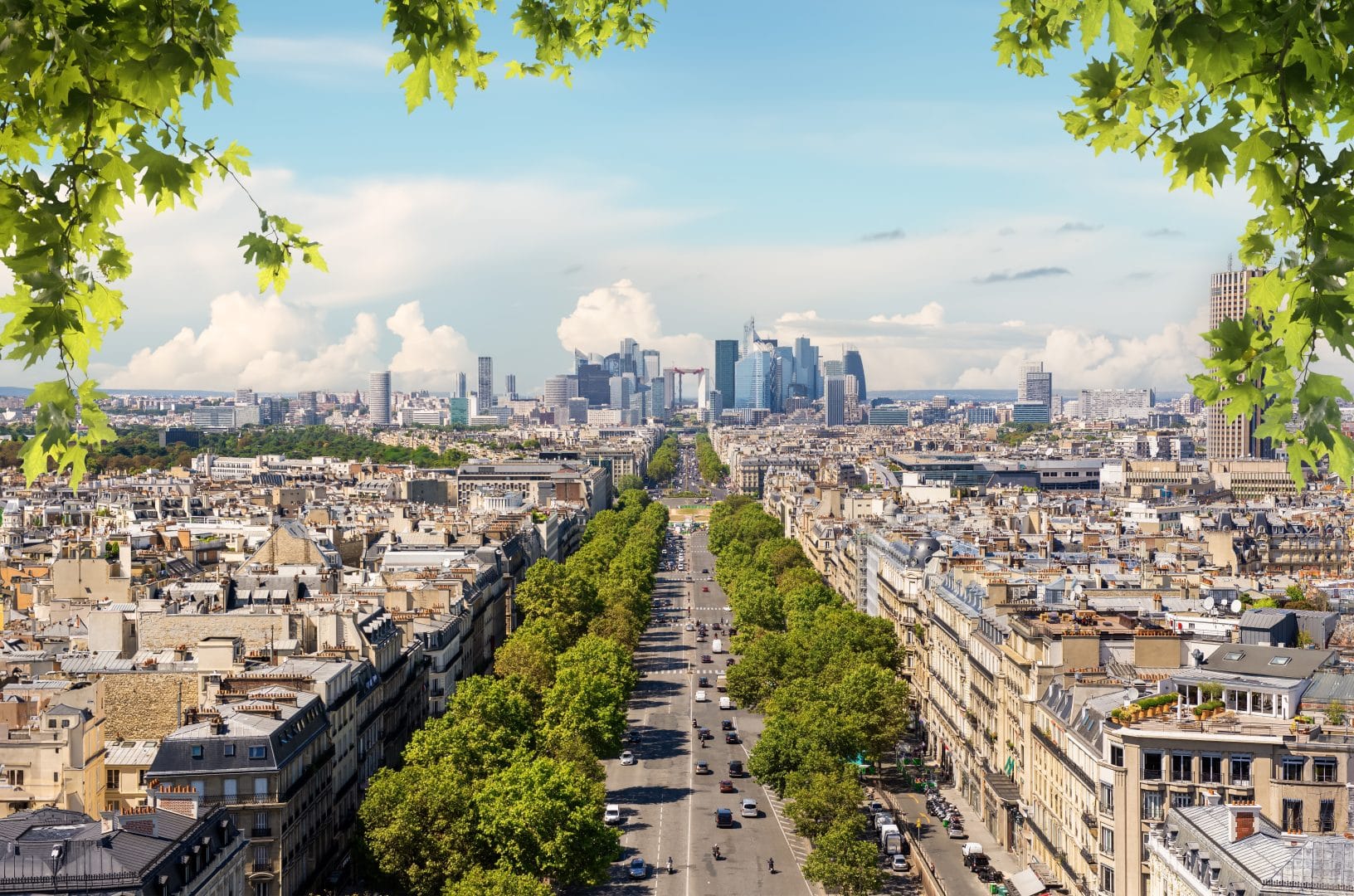 Los colombianos piden estándares para vehículos más eficientes en Colombia. Mientras las ciudades se preparan para cerrar el año, un mensaje ciudadano gana fuerza: respirar mejor no puede seguir siendo una promesa aplazada. Un reciente sondeo revela que nueve de cada diez colombianos respaldan regulaciones que obliguen a ofrecer vehículos nuevos más eficientes y menos contaminantes. V12MAGAZINE