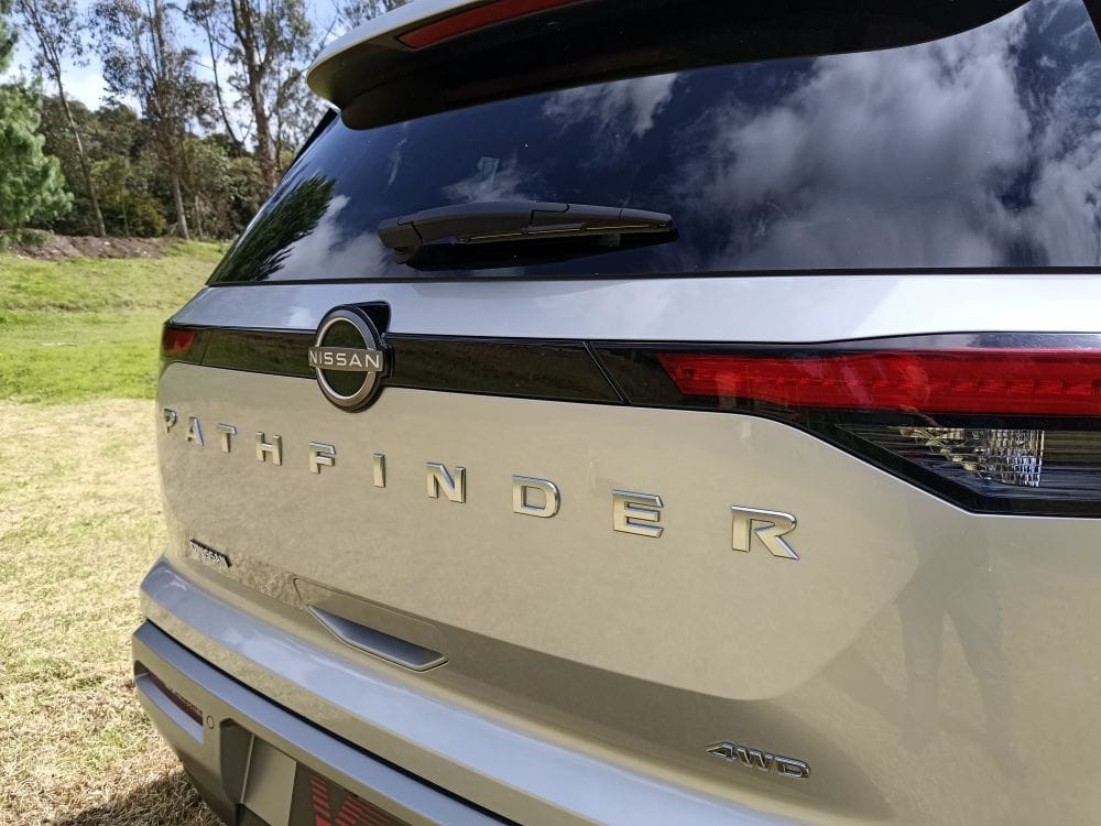 65 AÑOS SOBRE RUEDAS: DINISSAN PLASMA LA HERENCIA Y EVOLUCIÓN EN COLOMBIA EN UN LIBRO DE LUJO V12MAGAZINE El libro "65 años sobre ruedas" rescata una historia industrial y humana que acompaña la evolución Nissan en el país a través de personas, caminos y vehículos que marcaron generaciones. V12MAGAZINE