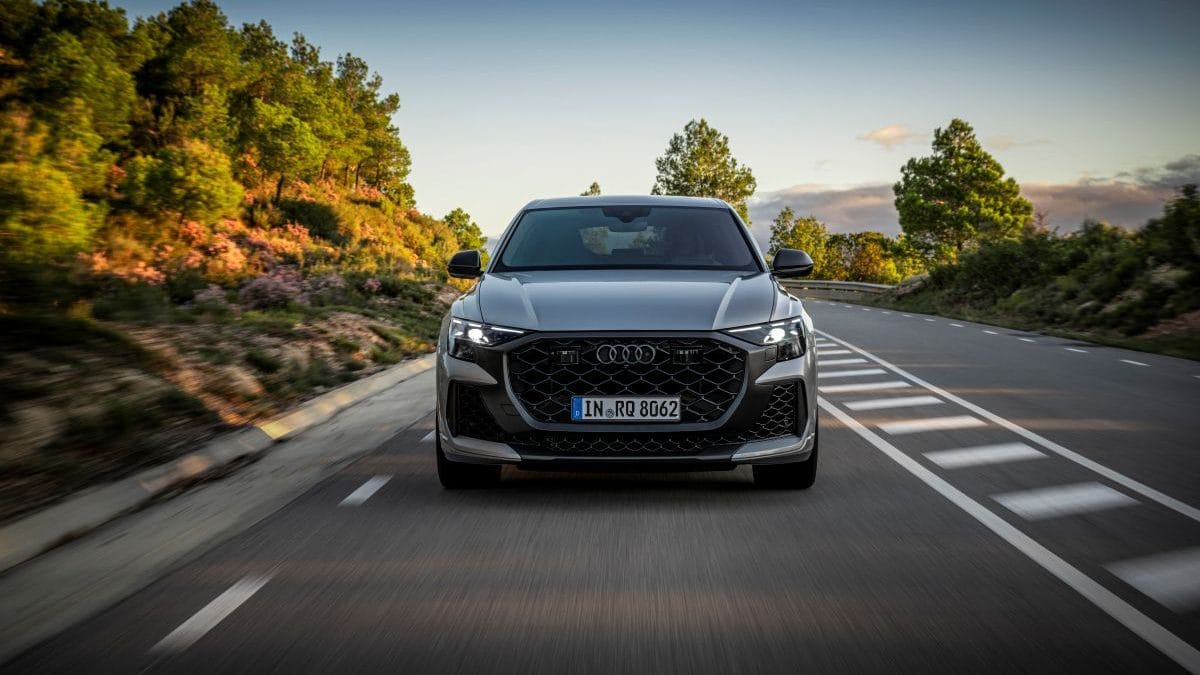 AUDI RS Q8: POTENCIA EXTREMA Y LUJO SIN CONCESIONES V12MAGAZINE El Audi RS Q8 irrumpe en Colombia como la máxima expresión de desempeño y sofisticación dentro del portafolio Audi, combinando fuerza bruta, tecnología avanzada y una presencia que impone respeto desde cualquier ángulo. V12MAGAZINE