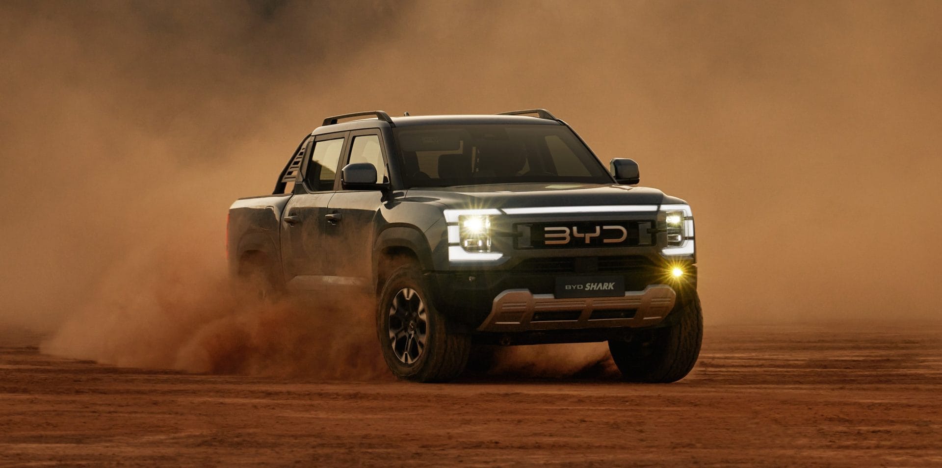 BYD SHARK: LA PICKUP HÍBRIDA ENCHUFABLE QUE MARCA UN NUEVO RUMBO EN COLOMBIA V12MAGAZINE BYD SHARK llega a Colombia como una propuesta disruptiva que combina eficiencia eléctrica, capacidades off-road reales y un enfoque tecnológico inédito dentro del competitivo segmento de las pickups medianas. V12MAGAZINE