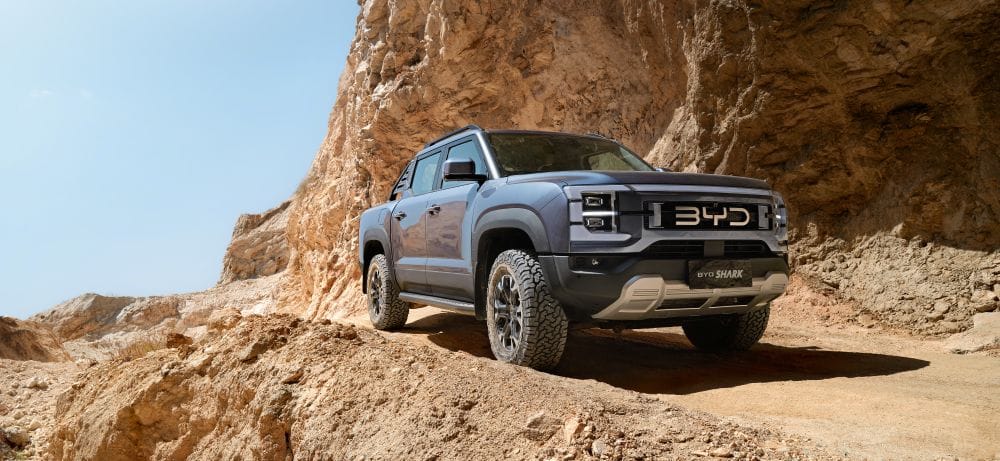 BYD SHARK: LA PICKUP HÍBRIDA ENCHUFABLE QUE MARCA UN NUEVO RUMBO EN COLOMBIA V12MAGAZINE BYD SHARK llega a Colombia como una propuesta disruptiva que combina eficiencia eléctrica, capacidades off-road reales y un enfoque tecnológico inédito dentro del competitivo segmento de las pickups medianas. V12MAGAZINE
