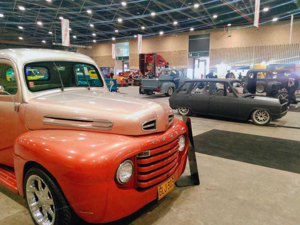 MCMS 2026 regresa a Corferias como la gran cita del motor en Colombia, con cuatro días de experiencias, historia, adrenalina y cultura automotriz para todos los públicos. V12MAGAZINE