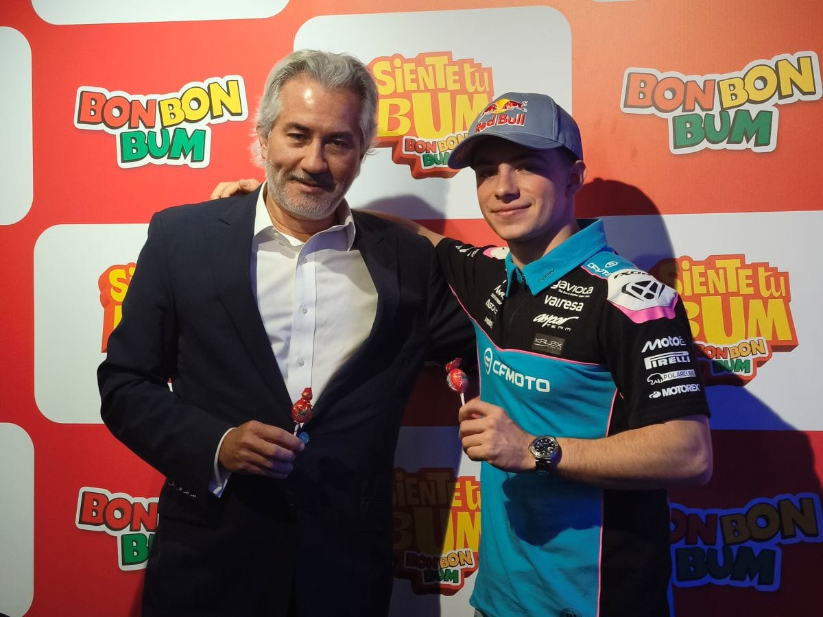 David Alonso Bon Bon Bum se unen en una alianza que conecta velocidad, juventud y actitud, llevando el sabor icónico de la chupeta colombiana al exigente mundo del motociclismo internacional. V12MAGAZINE