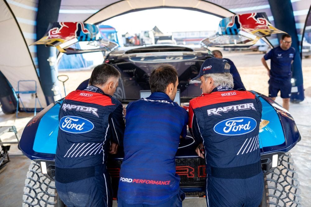 Ford en el Dakar vuelve a ser protagonista absoluto del rally más exigente del mundo con una estructura sólida, pilotos legendarios y una preparación técnica pensada para ganar en Arabia Saudita. V12MAGAZINE