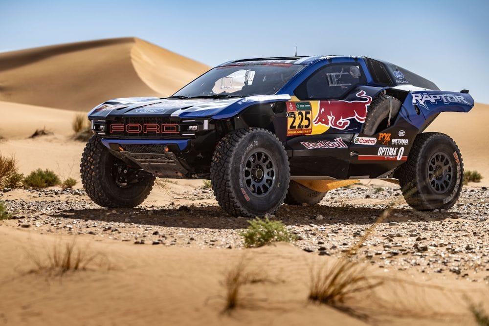 Ford en el Dakar vuelve a ser protagonista absoluto del rally más exigente del mundo con una estructura sólida, pilotos legendarios y una preparación técnica pensada para ganar en Arabia Saudita. V12MAGAZINE