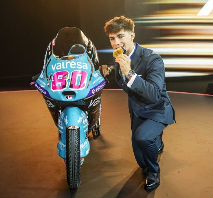 David Alonso Bon Bon Bum se unen en una alianza que conecta velocidad, juventud y actitud, llevando el sabor icónico de la chupeta colombiana al exigente mundo del motociclismo internacional. V12MAGAZINE