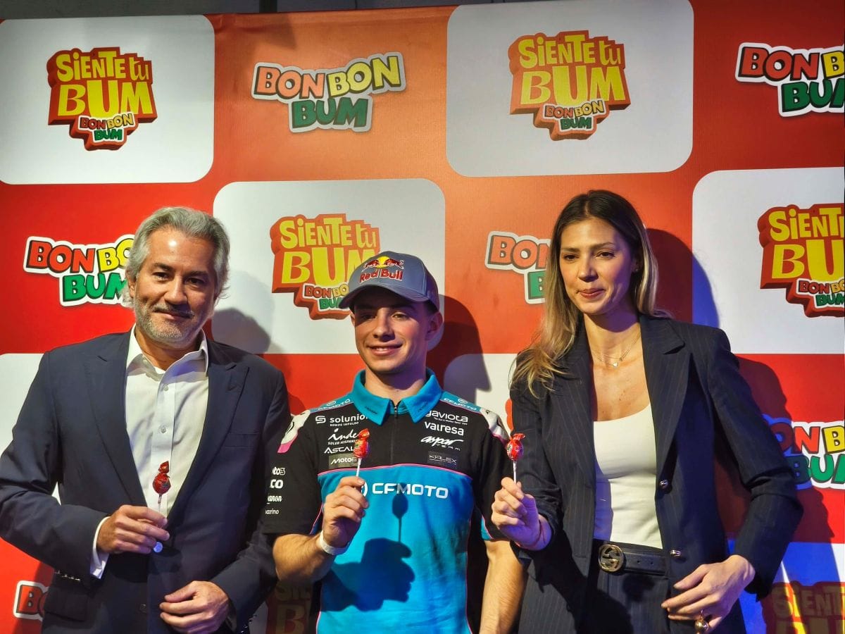 David Alonso Bon Bon Bum se unen en una alianza que conecta velocidad, juventud y actitud, llevando el sabor icónico de la chupeta colombiana al exigente mundo del motociclismo internacional. V12MAGAZINE