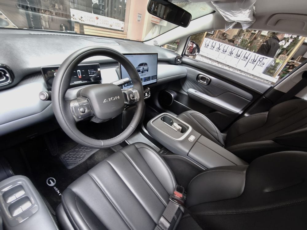 GAC AION UT llegó para demostrar que un vehículo eléctrico urbano puede ser atractivo, amplio, tecnológico y accesible, convirtiéndose en uno de los modelos más comentados del salón. V12MAGAZINE