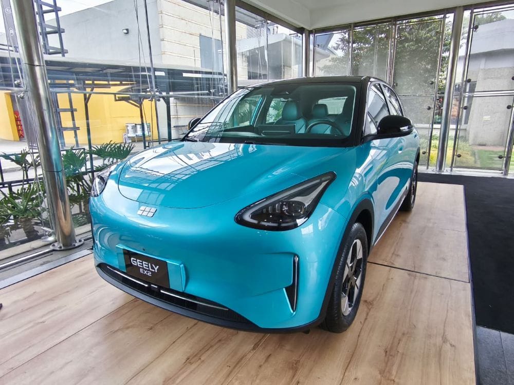 Geely EX2 llega a Colombia como la puerta de entrada a la movilidad eléctrica de la marca, combinando autonomía eficiente, alto nivel de seguridad y un espacio interior que sorprende en su segmento. V12MAGAZINE