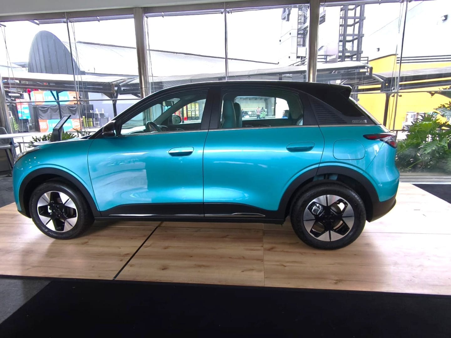 Geely EX2 llega a Colombia como la puerta de entrada a la movilidad eléctrica de la marca, combinando autonomía eficiente, alto nivel de seguridad y un espacio interior que sorprende en su segmento. V12MAGAZINE