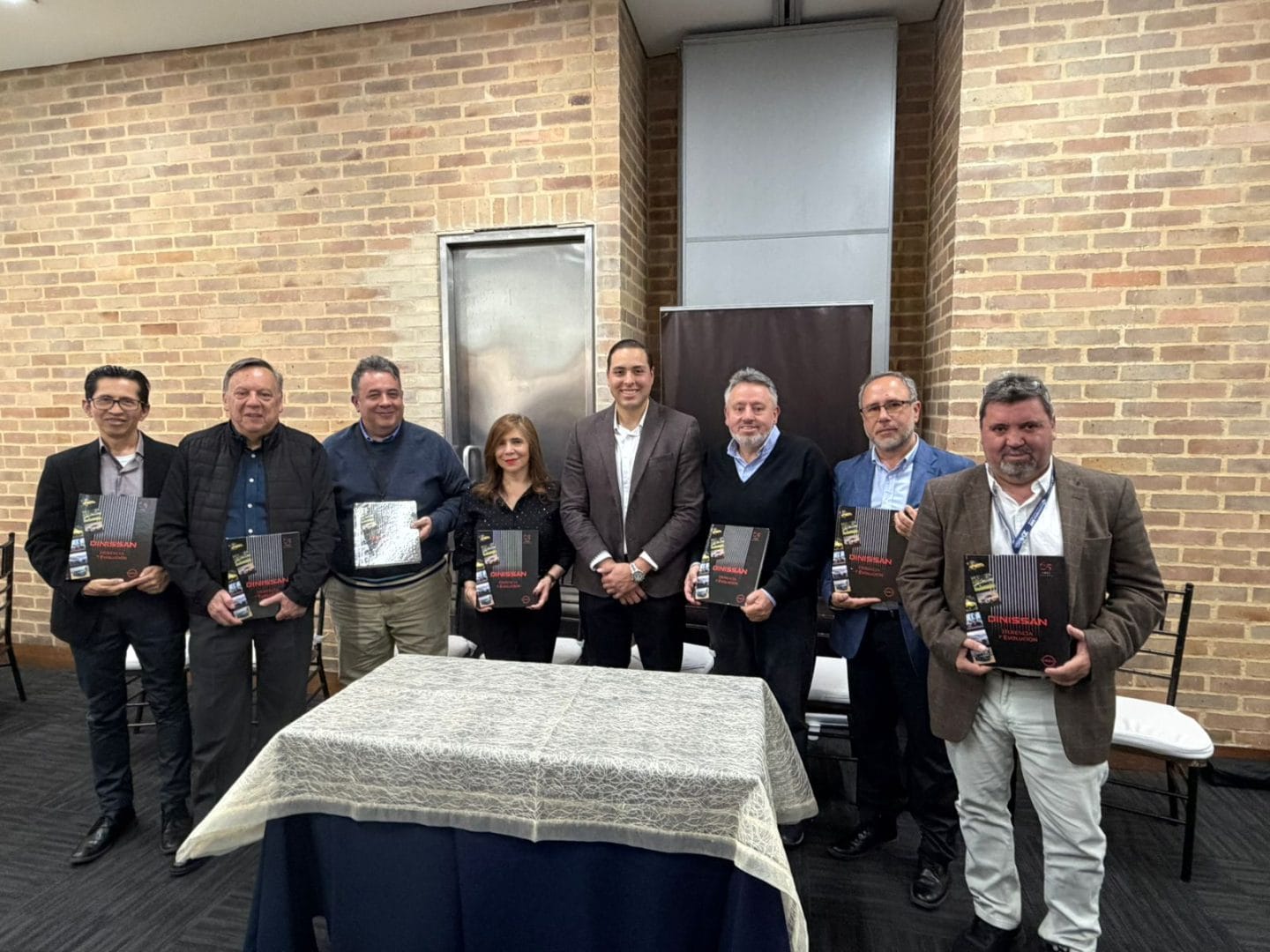 65 AÑOS SOBRE RUEDAS: DINISSAN PLASMA LA HERENCIA Y EVOLUCIÓN EN COLOMBIA EN UN LIBRO DE LUJO V12MAGAZINE El libro "65 años sobre ruedas" rescata una historia industrial y humana que acompaña la evolución Nissan en el país a través de personas, caminos y vehículos que marcaron generaciones. V12MAGAZINE