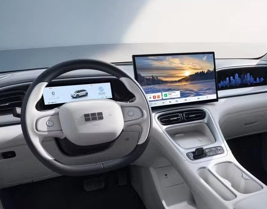 Geely EX2 llega a Colombia como la puerta de entrada a la movilidad eléctrica de la marca, combinando autonomía eficiente, alto nivel de seguridad y un espacio interior que sorprende en su segmento. V12MAGAZINE