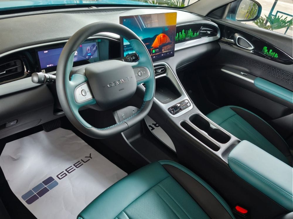 Geely EX2 llega a Colombia como la puerta de entrada a la movilidad eléctrica de la marca, combinando autonomía eficiente, alto nivel de seguridad y un espacio interior que sorprende en su segmento. V12MAGAZINE