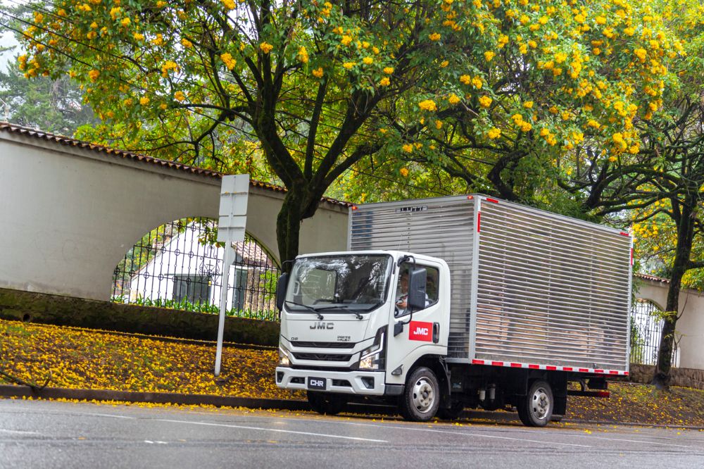 JMC EN COLOMBIA PISA EL ACELERADOR Y SE CONVERTE EN REFERENTE DEL MERCADO V12MAGAZINE JMC en Colombia vive un momento clave: resultados comerciales sólidos, nuevos productos y una estrategia clara le permiten ganar terreno y relevancia en el mercado automotor nacional. V12MAGAZINE