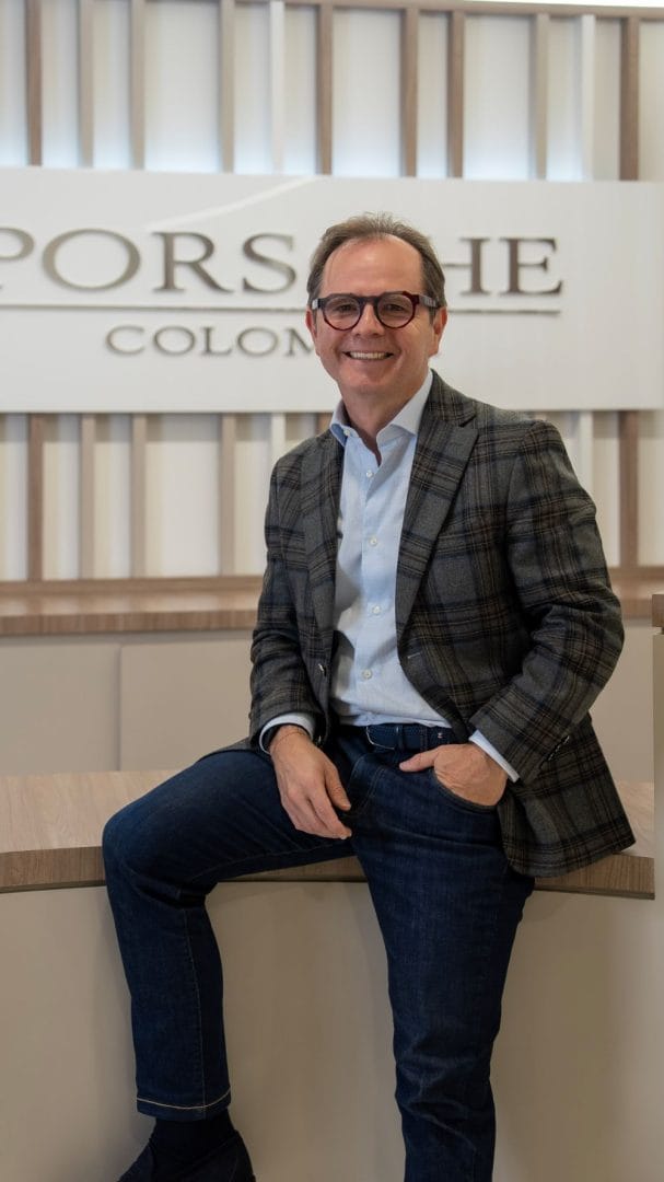 Porsche Colombia apuesta por talento interno con una nueva organización directiva desde julio V12MAGAZINE Porsche Colombia renovó su estructura directiva con nombramientos que tendrán efecto desde el 1 de julio de 2026. Los cambios incluyen nuevos liderazgos para la Gerencia General, la marca Volkswagen y un ascenso regional dentro del Grupo Volkswagen. V12MAGAZINE