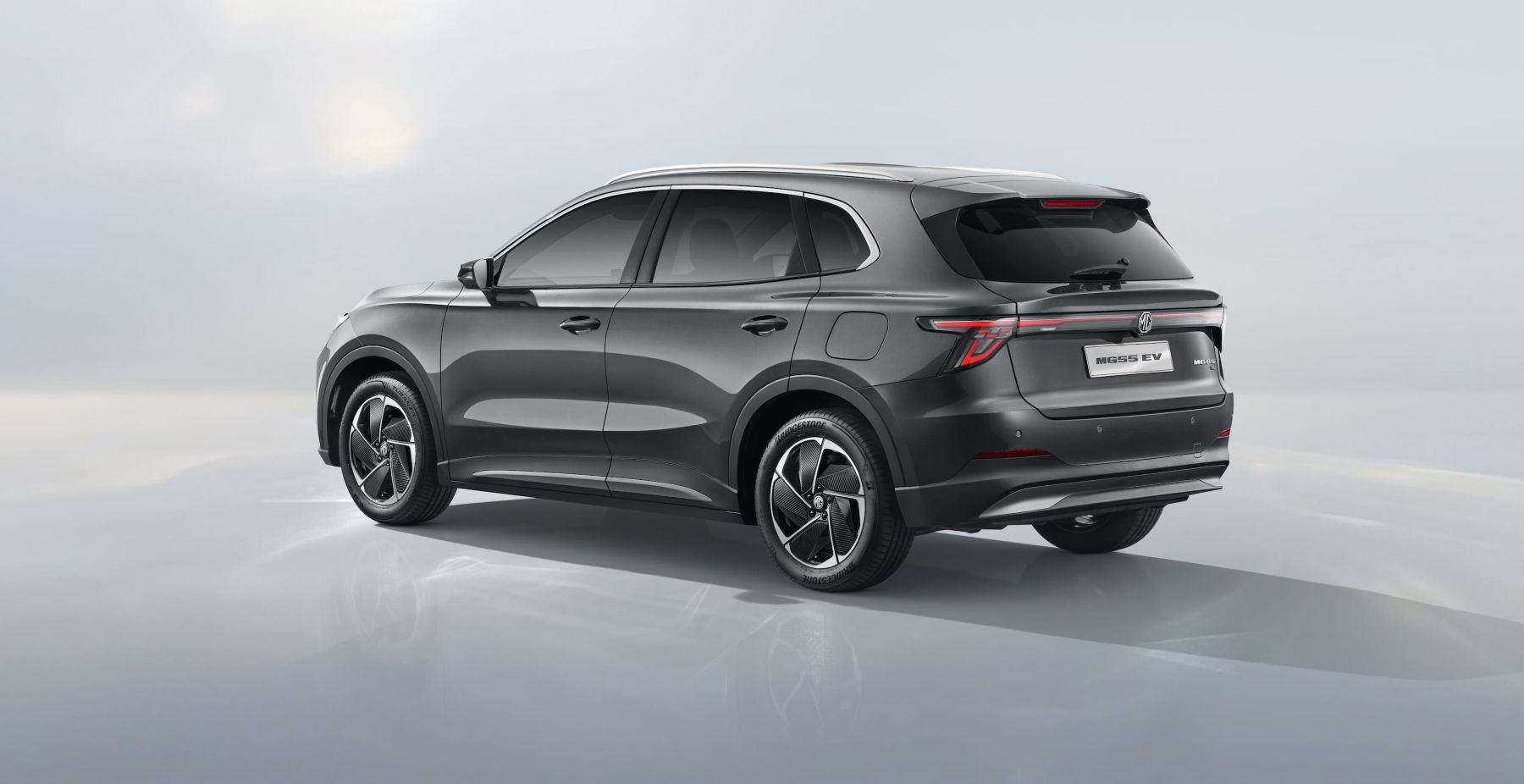 MG S5 EV en Colombia llega como un SUV eléctrico pensado para el uso cotidiano, con foco en estabilidad, control y precio competitivo dentro del mercado nacional. V12MAGAZINE