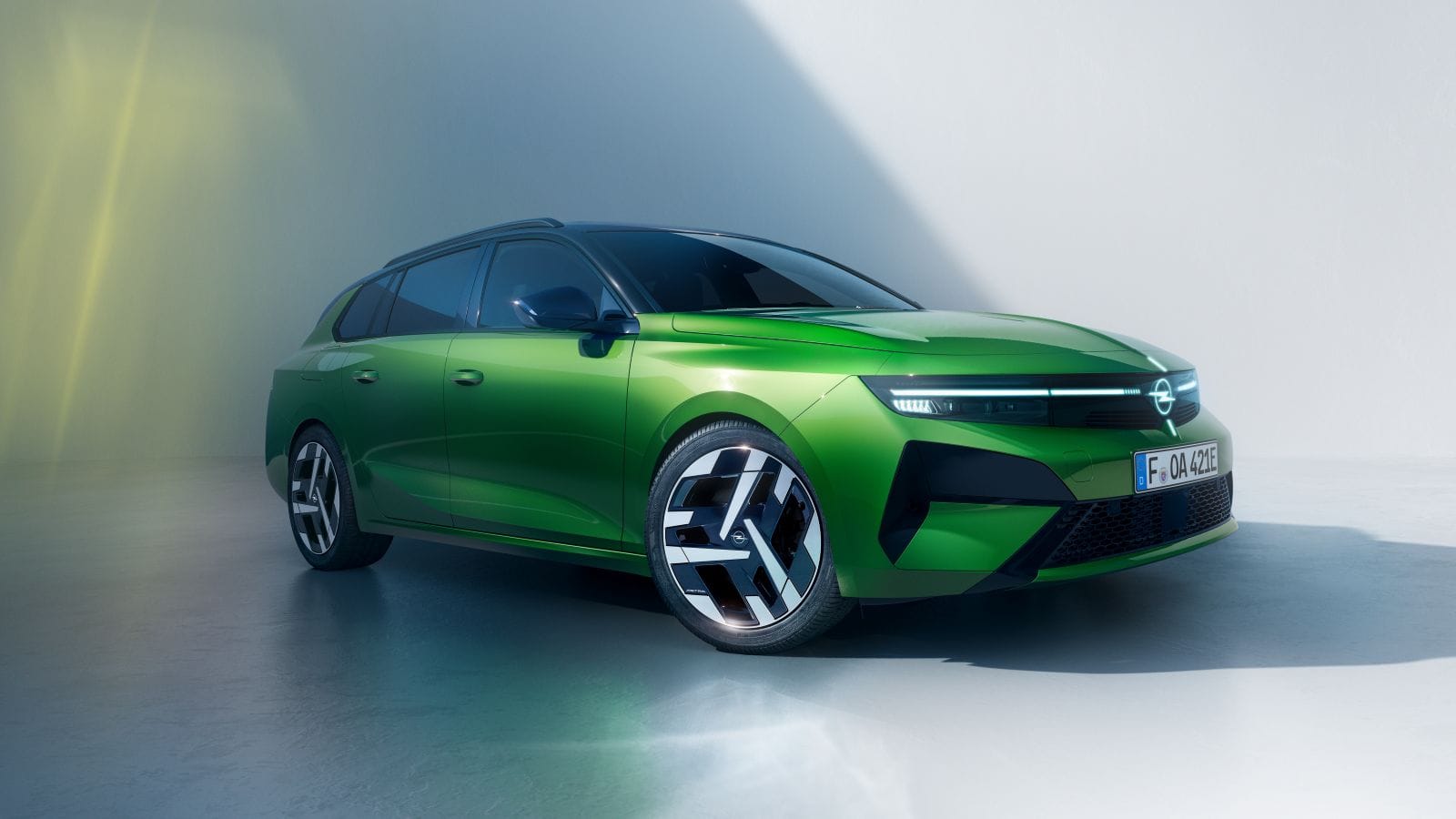 El nuevo Opel Astra protagoniza su estreno mundial en el Salón del Automóvil de Bruselas 2026 con una evolución clara en diseño, tecnología y electrificación dentro del competitivo segmento compacto europeo. V12MAGAZINE