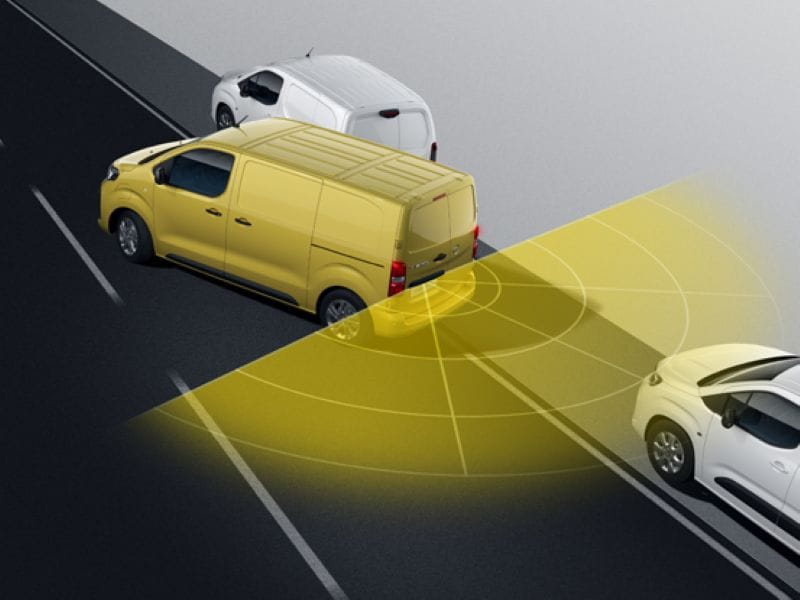 Opel Vivaro Eléctrico marca el inicio de una nueva era para los negocios que buscan eficiencia, silencio operativo y productividad real en la ciudad y en carretera. V12MAGAZINE