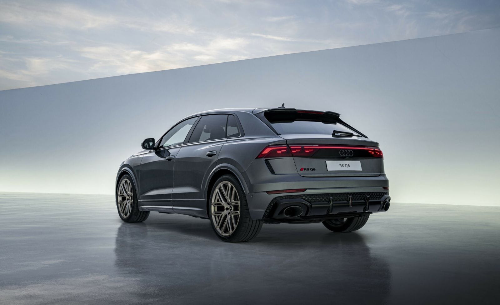 AUDI RS Q8: POTENCIA EXTREMA Y LUJO SIN CONCESIONES V12MAGAZINE El Audi RS Q8 irrumpe en Colombia como la máxima expresión de desempeño y sofisticación dentro del portafolio Audi, combinando fuerza bruta, tecnología avanzada y una presencia que impone respeto desde cualquier ángulo. V12MAGAZINE