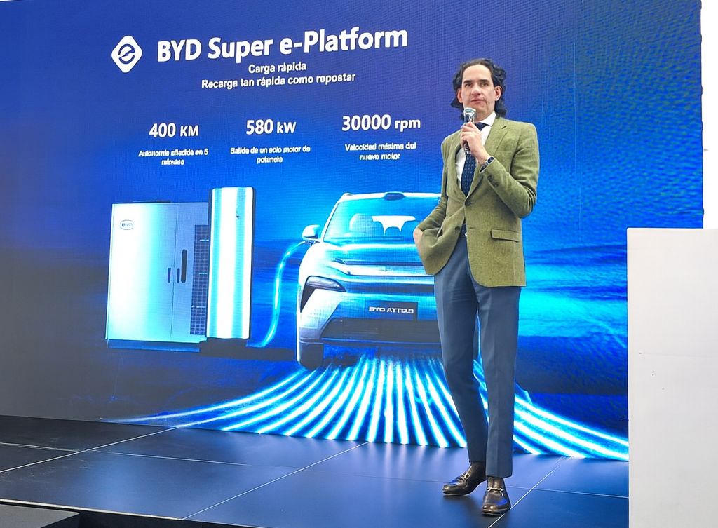 BYD en Colombia encara 2026 con una estrategia enfocada en expansión, posventa y fortalecimiento de su liderazgo dentro de los vehículos eléctricos en el mercado automotor colombiano. V12MAGAZINE