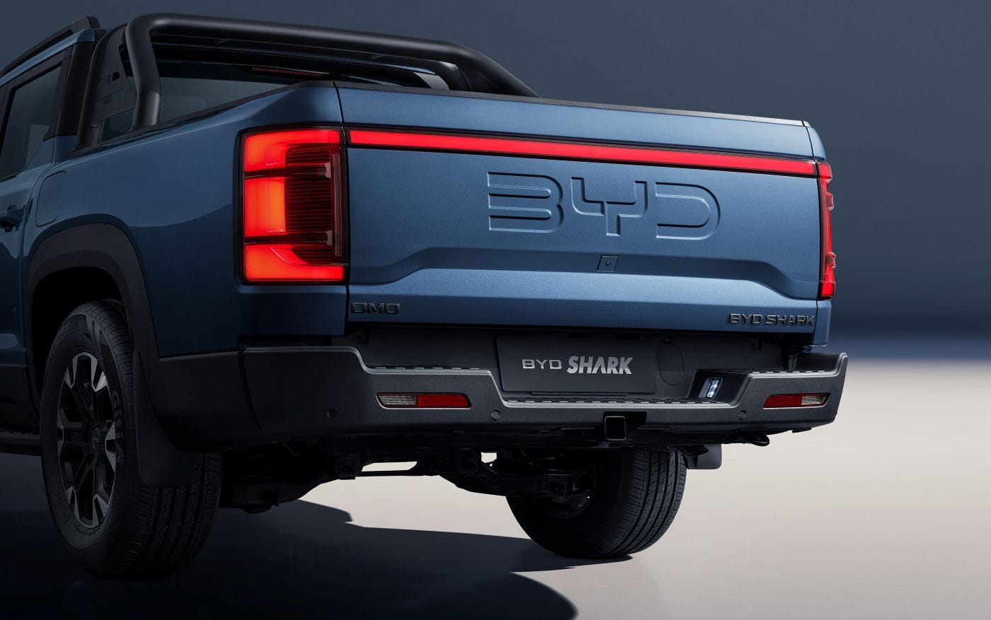 BYD SHARK: LA PICKUP HÍBRIDA ENCHUFABLE QUE MARCA UN NUEVO RUMBO EN COLOMBIA V12MAGAZINE BYD SHARK llega a Colombia como una propuesta disruptiva que combina eficiencia eléctrica, capacidades off-road reales y un enfoque tecnológico inédito dentro del competitivo segmento de las pickups medianas. V12MAGAZINE