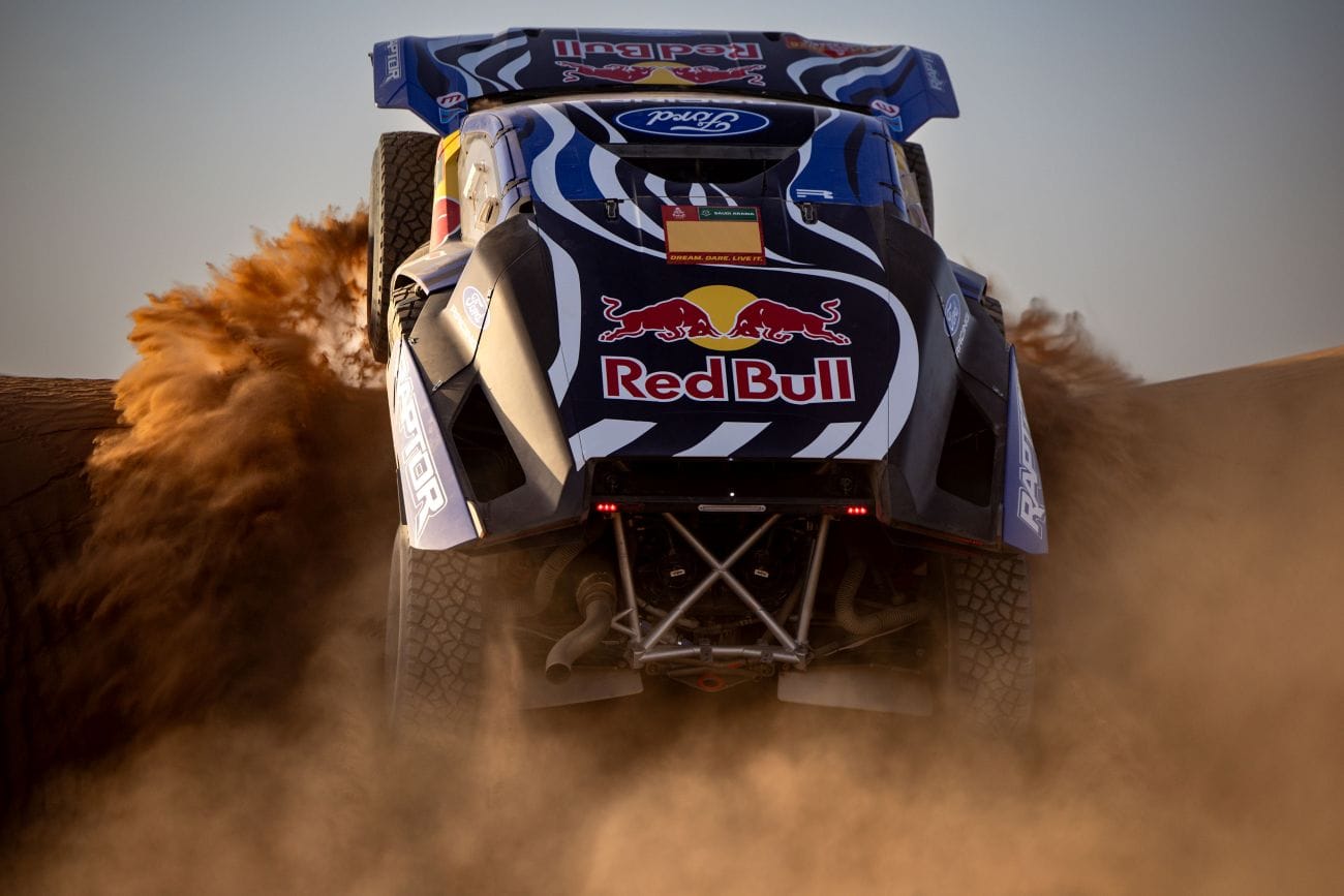 Ford en el Dakar vuelve a ser protagonista absoluto del rally más exigente del mundo con una estructura sólida, pilotos legendarios y una preparación técnica pensada para ganar en Arabia Saudita. V12MAGAZINE