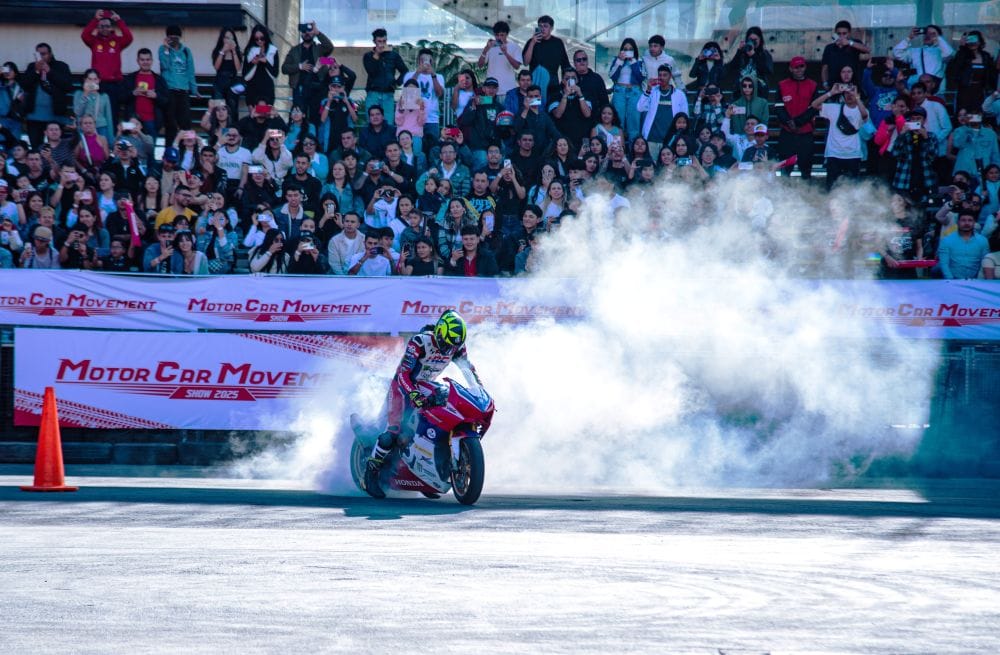 MCMS 2026 regresa a Corferias como la gran cita del motor en Colombia, con cuatro días de experiencias, historia, adrenalina y cultura automotriz para todos los públicos. V12MAGAZINE