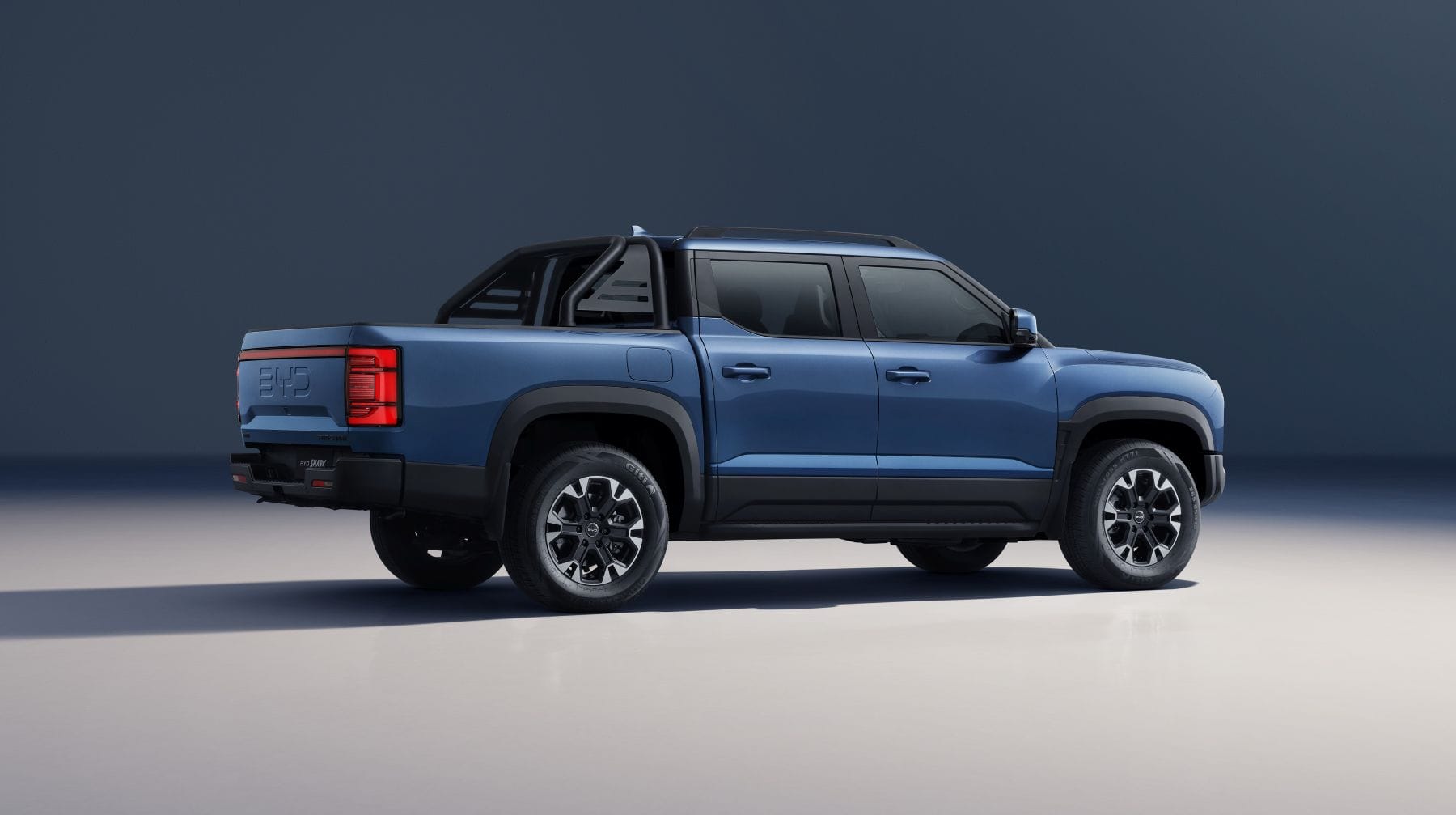 BYD SHARK: LA PICKUP HÍBRIDA ENCHUFABLE QUE MARCA UN NUEVO RUMBO EN COLOMBIA V12MAGAZINE BYD SHARK llega a Colombia como una propuesta disruptiva que combina eficiencia eléctrica, capacidades off-road reales y un enfoque tecnológico inédito dentro del competitivo segmento de las pickups medianas. V12MAGAZINE