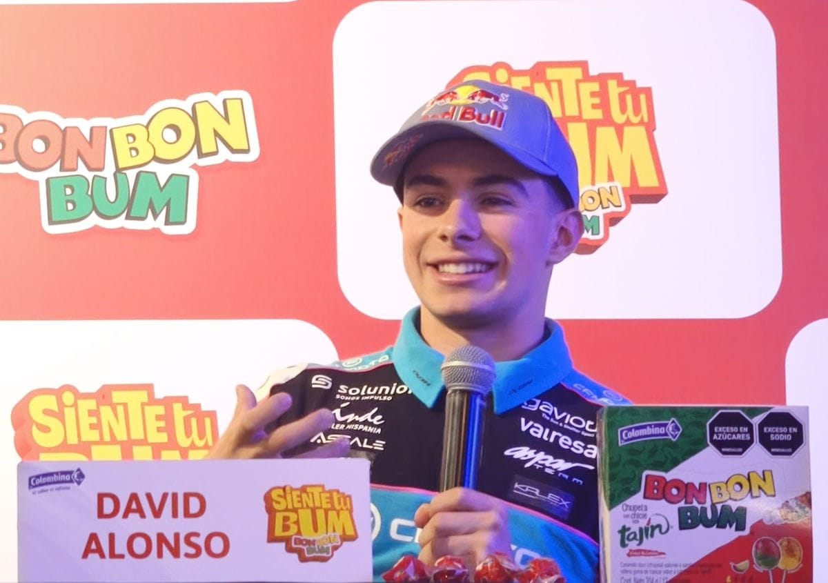 David Alonso Bon Bon Bum se unen en una alianza que conecta velocidad, juventud y actitud, llevando el sabor icónico de la chupeta colombiana al exigente mundo del motociclismo internacional. V12MAGAZINE