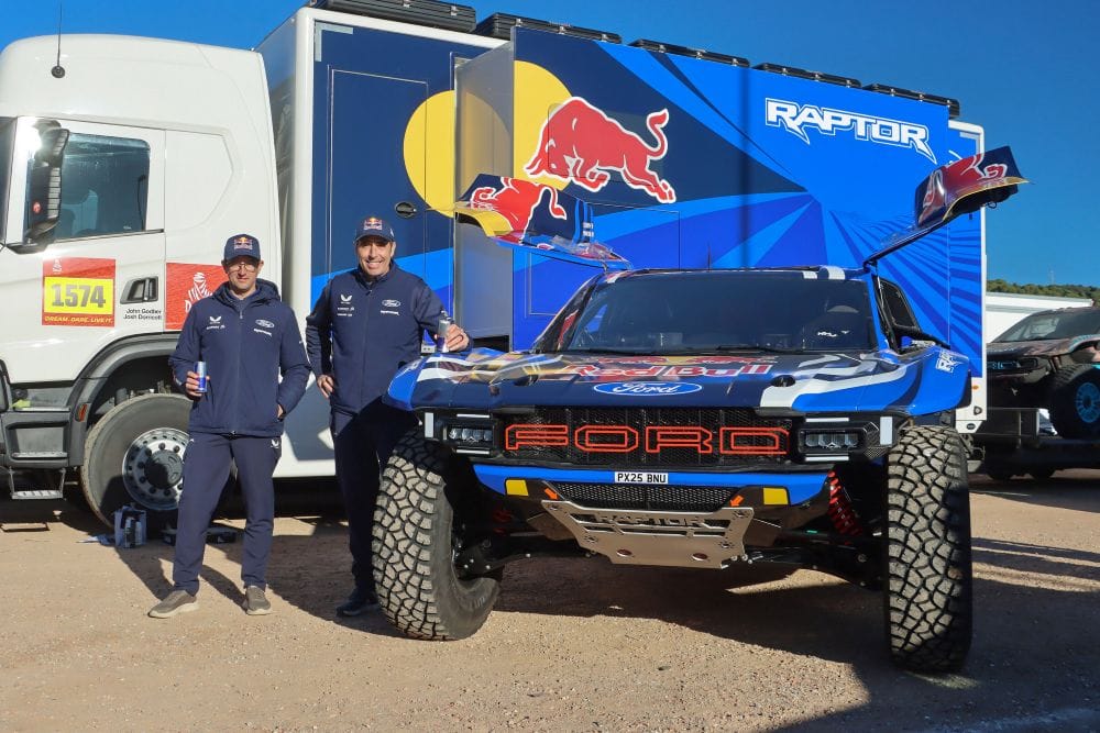 Ford en el Dakar vuelve a ser protagonista absoluto del rally más exigente del mundo con una estructura sólida, pilotos legendarios y una preparación técnica pensada para ganar en Arabia Saudita. V12MAGAZINE