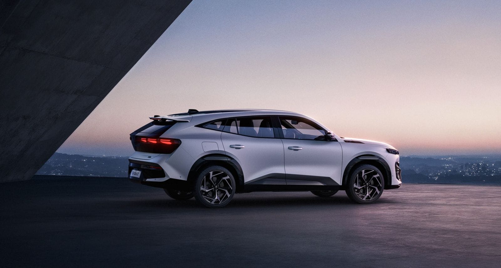 Renault Filante inaugura una nueva etapa estratégica para la marca, combinando diseño, tecnología y herencia histórica en un modelo creado para conquistar mercados clave fuera de Europa. V12MAGAZINE