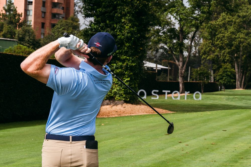 Astara Golf Championship 2026 integra golf profesional, movilidad y experiencia de marca en Bogotá, conectando deporte, industria automotriz y ciudad en un mismo escenario competitivo. V12MAGAZINE