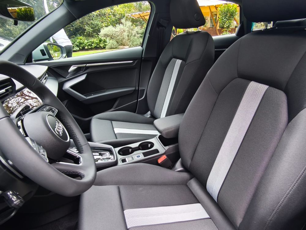 AUDI A3 REGRESA A COLOMBIA CON UNA JUGADA QUIRÚRGICA: TECNOLOGÍA, EFICIENCIA Y EL MISMO ADN PREMIUM V12MAGAZINE Audi A3 vuelve a Colombia con una evolución técnica y estratégica que no busca ruido, sino reafirmar por qué sigue siendo la referencia real del compacto premium. V12MAGAZINE