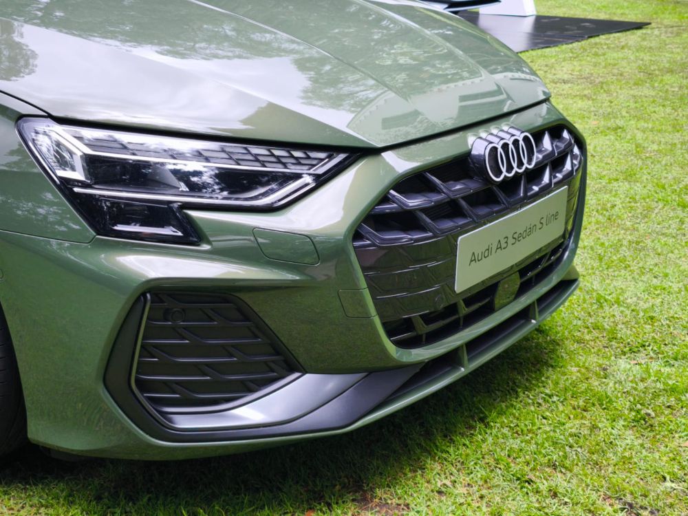 AUDI A3 REGRESA A COLOMBIA CON UNA JUGADA QUIRÚRGICA: TECNOLOGÍA, EFICIENCIA Y EL MISMO ADN PREMIUM V12MAGAZINE Audi A3 vuelve a Colombia con una evolución técnica y estratégica que no busca ruido, sino reafirmar por qué sigue siendo la referencia real del compacto premium. V12MAGAZINE