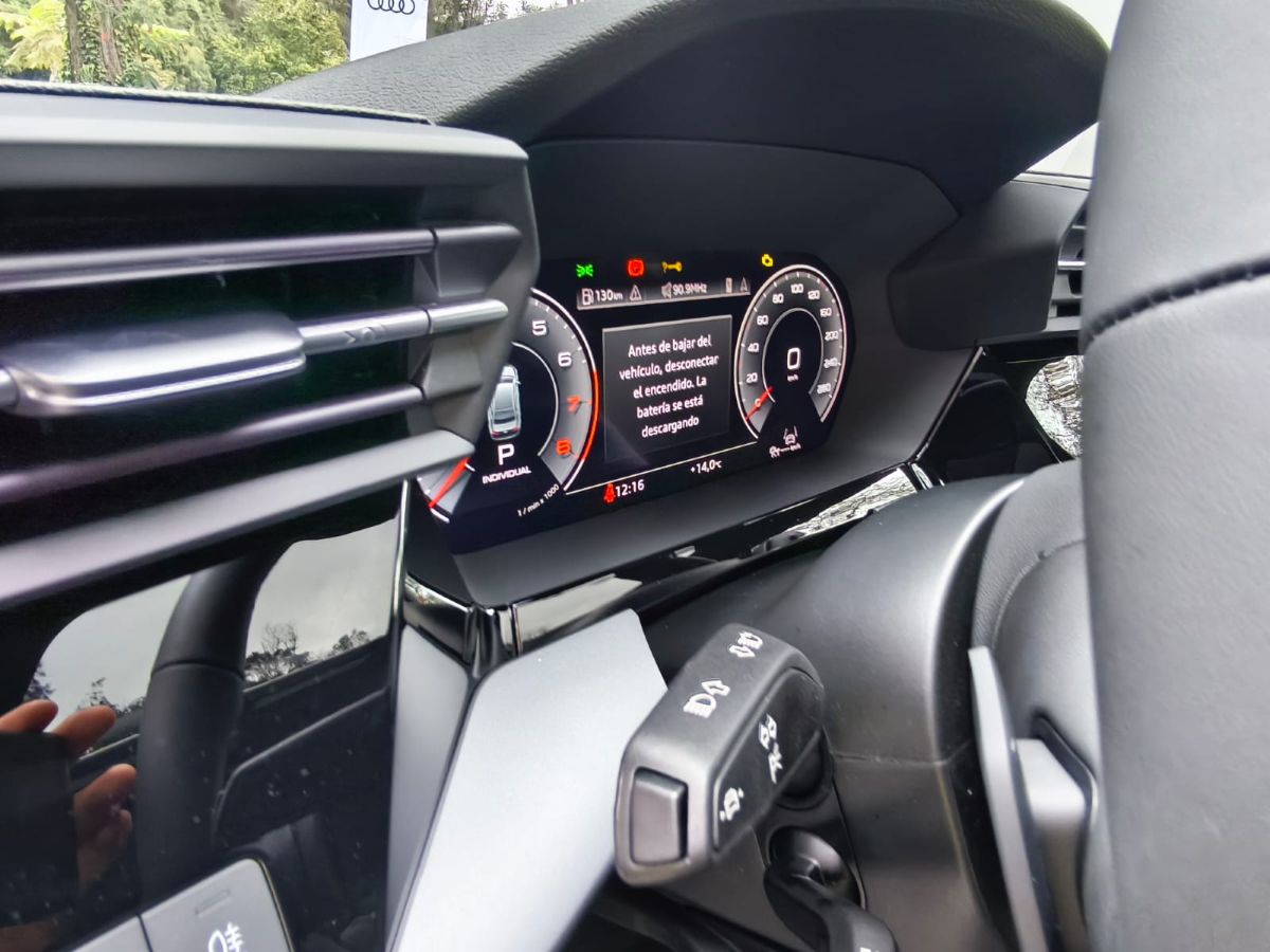 AUDI A3 REGRESA A COLOMBIA CON UNA JUGADA QUIRÚRGICA: TECNOLOGÍA, EFICIENCIA Y EL MISMO ADN PREMIUM V12MAGAZINE Audi A3 vuelve a Colombia con una evolución técnica y estratégica que no busca ruido, sino reafirmar por qué sigue siendo la referencia real del compacto premium. V12MAGAZINE