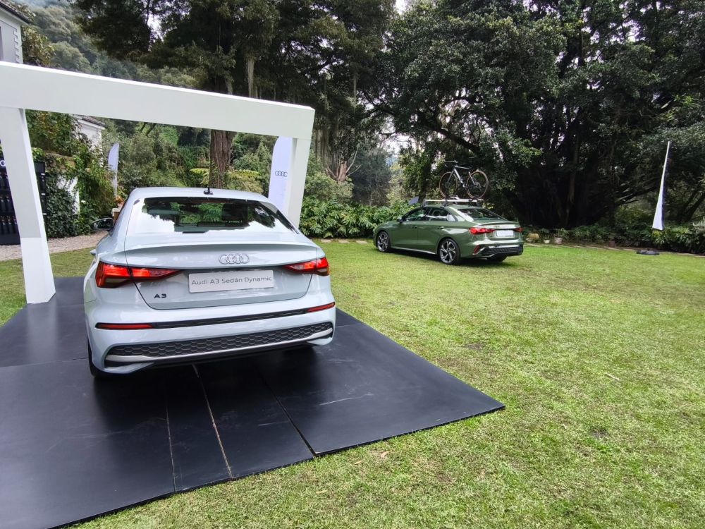 AUDI A3 REGRESA A COLOMBIA CON UNA JUGADA QUIRÚRGICA: TECNOLOGÍA, EFICIENCIA Y EL MISMO ADN PREMIUM V12MAGAZINE Audi A3 vuelve a Colombia con una evolución técnica y estratégica que no busca ruido, sino reafirmar por qué sigue siendo la referencia real del compacto premium. V12MAGAZINE