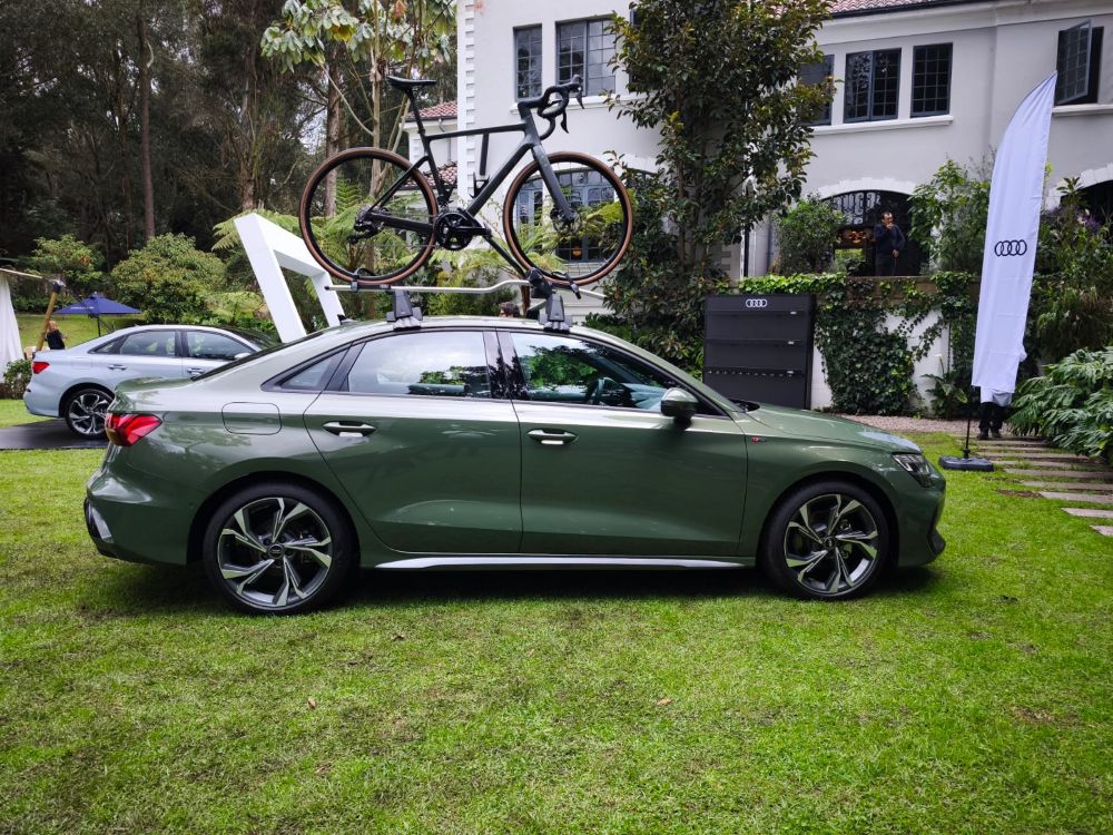 AUDI A3 REGRESA A COLOMBIA CON UNA JUGADA QUIRÚRGICA: TECNOLOGÍA, EFICIENCIA Y EL MISMO ADN PREMIUM V12MAGAZINE Audi A3 vuelve a Colombia con una evolución técnica y estratégica que no busca ruido, sino reafirmar por qué sigue siendo la referencia real del compacto premium. V12MAGAZINE