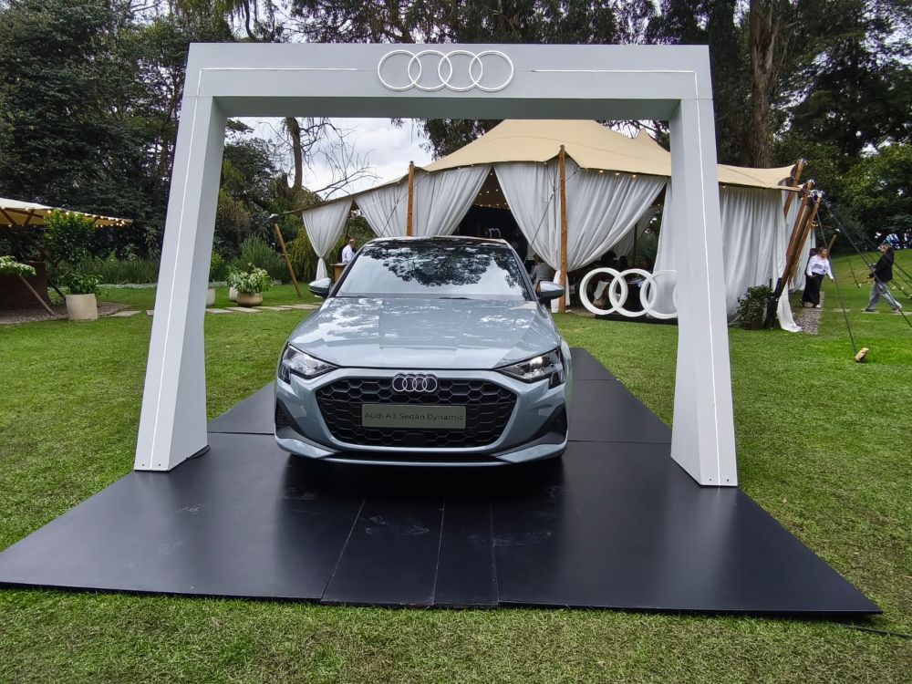 AUDI A3 REGRESA A COLOMBIA CON UNA JUGADA QUIRÚRGICA: TECNOLOGÍA, EFICIENCIA Y EL MISMO ADN PREMIUM V12MAGAZINE Audi A3 vuelve a Colombia con una evolución técnica y estratégica que no busca ruido, sino reafirmar por qué sigue siendo la referencia real del compacto premium. V12MAGAZINE