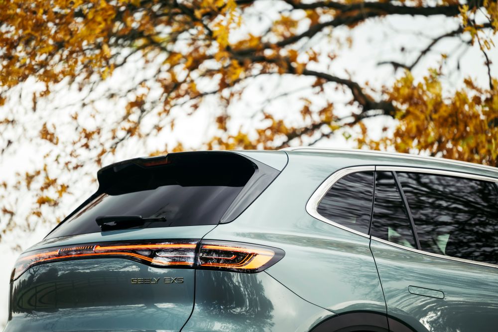 ASÍ ES EL GEELY EX5, NUEVO REFERENTE DE LA MOVILIDAD ELÉCTRICA MODERNA EN COLOMBIA V12MAGAZINE Geely EX5 redefine el estándar del segmento con una propuesta eléctrica enfocada en seguridad, confort y tecnología real para el uso diario. V12MAGAZINE