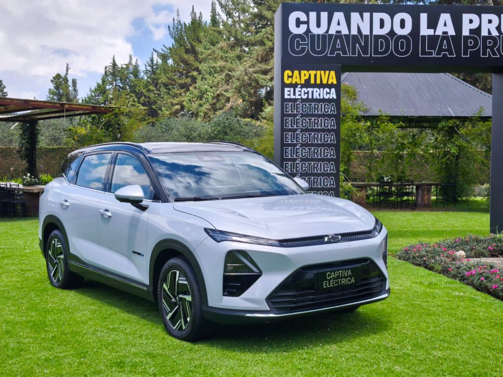 CHEVROLET CAPTIVA 2026: ASÍ SE COMPORTAN LA HÍBRIDA Y LA ELÉCTRICA EN CARRETERA DE MONTAÑA V12MAGAZINE La Chevrolet Captiva 2026 representa un punto de inflexión para el modelo en América Latina. Nace como una respuesta directa a la transición energética que vive Chevrolet Colombia, apostando por electrificación accesible, uso familiar y eficiencia real, no solo en ciudad, sino también en carretera de montaña. V12MAGAZINE