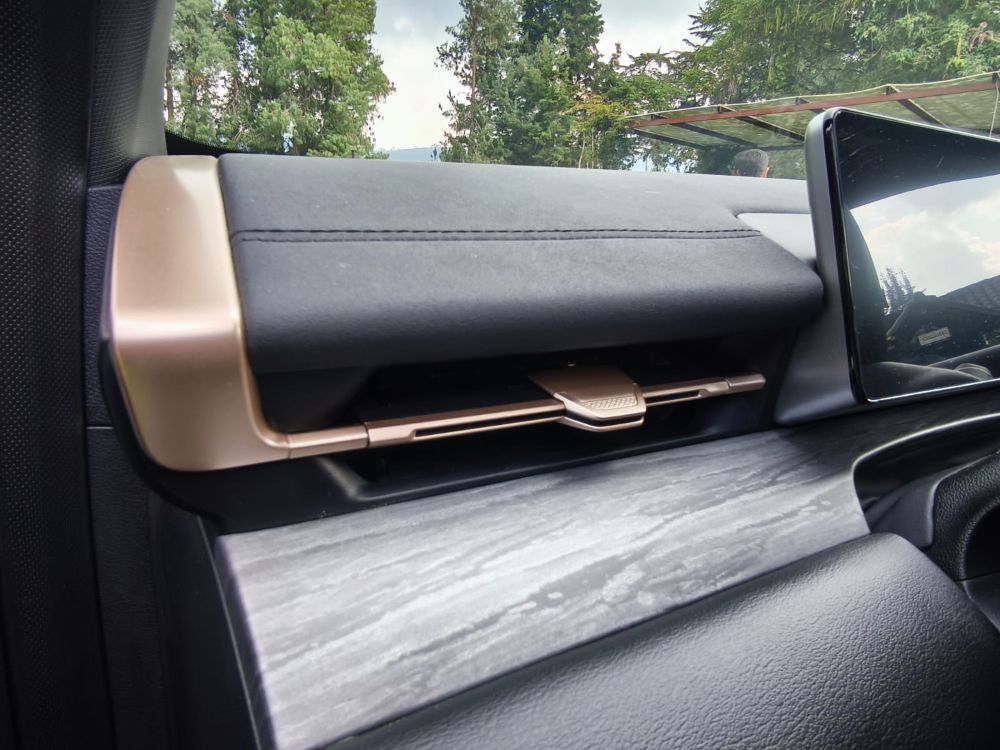 CHEVROLET CAPTIVA 2026: ASÍ SE COMPORTAN LA HÍBRIDA Y LA ELÉCTRICA EN CARRETERA DE MONTAÑA V12MAGAZINE La Chevrolet Captiva 2026 representa un punto de inflexión para el modelo en América Latina. Nace como una respuesta directa a la transición energética que vive Chevrolet Colombia, apostando por electrificación accesible, uso familiar y eficiencia real, no solo en ciudad, sino también en carretera de montaña. V12MAGAZINE