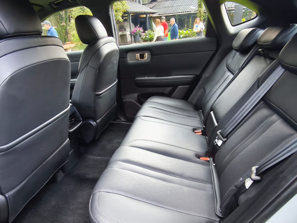 CHEVROLET CAPTIVA 2026: ASÍ SE COMPORTAN LA HÍBRIDA Y LA ELÉCTRICA EN CARRETERA DE MONTAÑA V12MAGAZINE La Chevrolet Captiva 2026 representa un punto de inflexión para el modelo en América Latina. Nace como una respuesta directa a la transición energética que vive Chevrolet Colombia, apostando por electrificación accesible, uso familiar y eficiencia real, no solo en ciudad, sino también en carretera de montaña. V12MAGAZINE