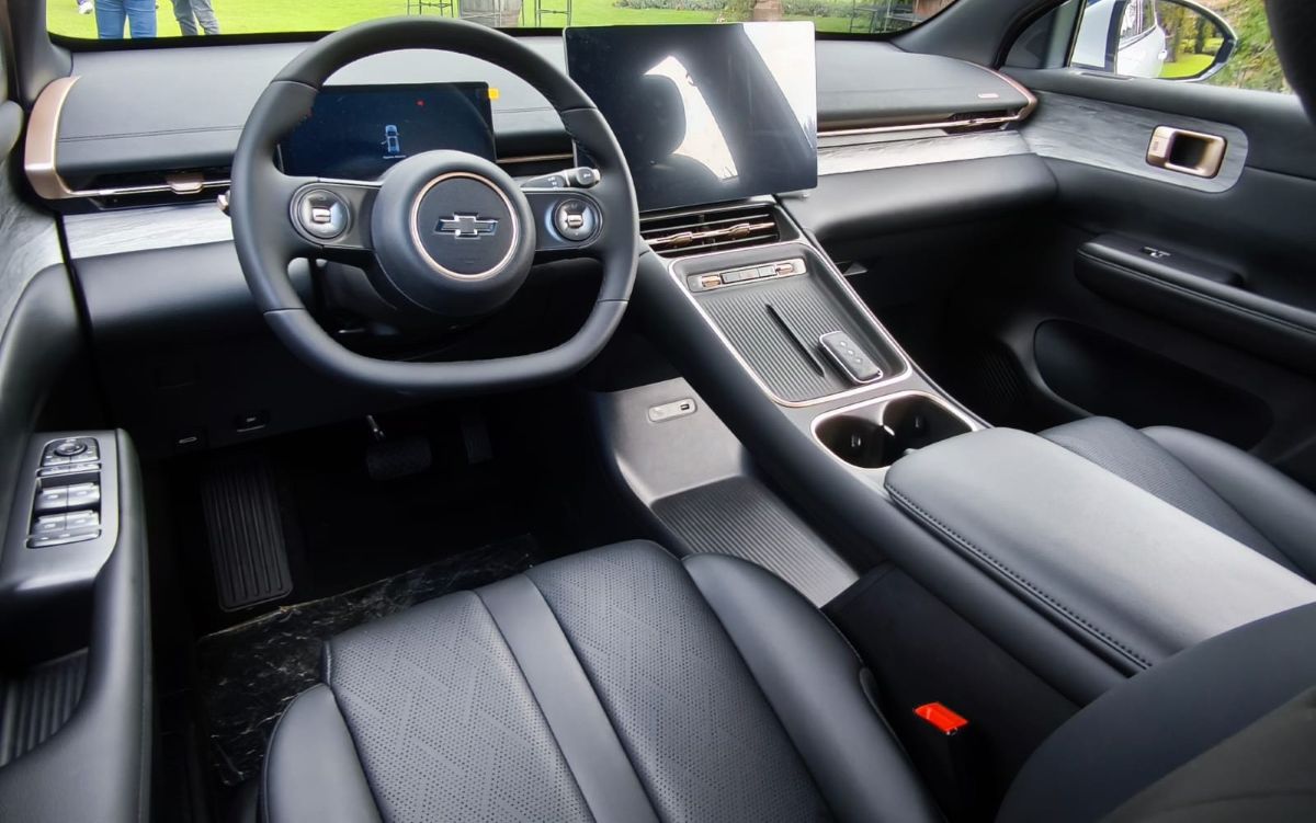 CHEVROLET CAPTIVA 2026: ASÍ SE COMPORTAN LA HÍBRIDA Y LA ELÉCTRICA EN CARRETERA DE MONTAÑA V12MAGAZINE La Chevrolet Captiva 2026 representa un punto de inflexión para el modelo en América Latina. Nace como una respuesta directa a la transición energética que vive Chevrolet Colombia, apostando por electrificación accesible, uso familiar y eficiencia real, no solo en ciudad, sino también en carretera de montaña. V12MAGAZINE