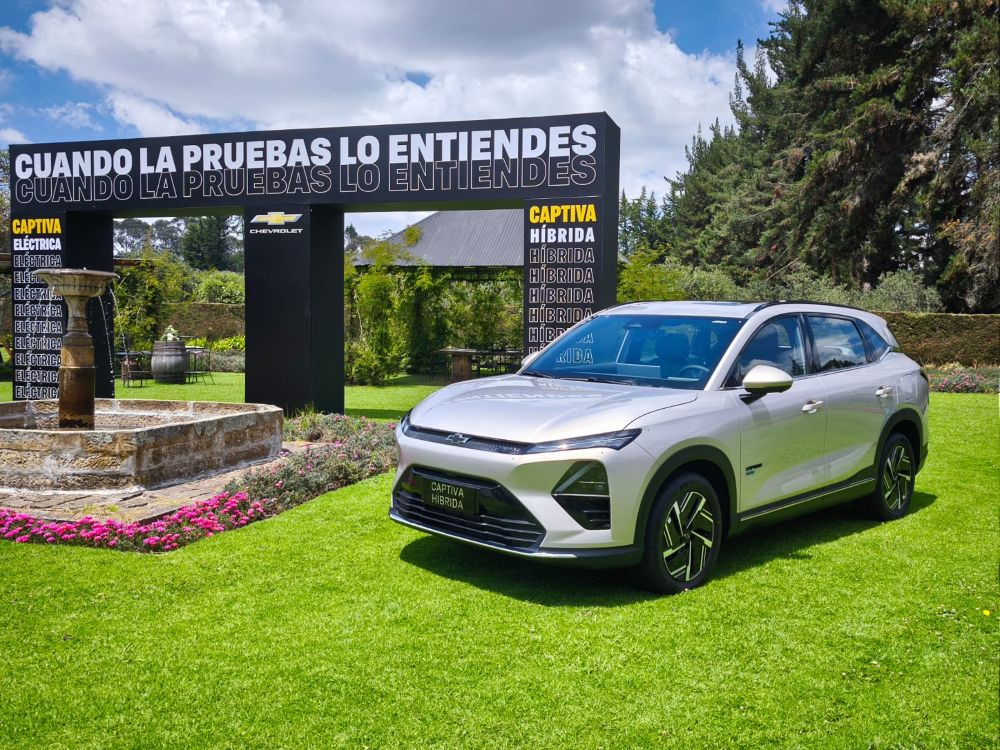 CHEVROLET CAPTIVA 2026: ASÍ SE COMPORTAN LA HÍBRIDA Y LA ELÉCTRICA EN CARRETERA DE MONTAÑA V12MAGAZINE La Chevrolet Captiva 2026 representa un punto de inflexión para el modelo en América Latina. Nace como una respuesta directa a la transición energética que vive Chevrolet Colombia, apostando por electrificación accesible, uso familiar y eficiencia real, no solo en ciudad, sino también en carretera de montaña. V12MAGAZINE