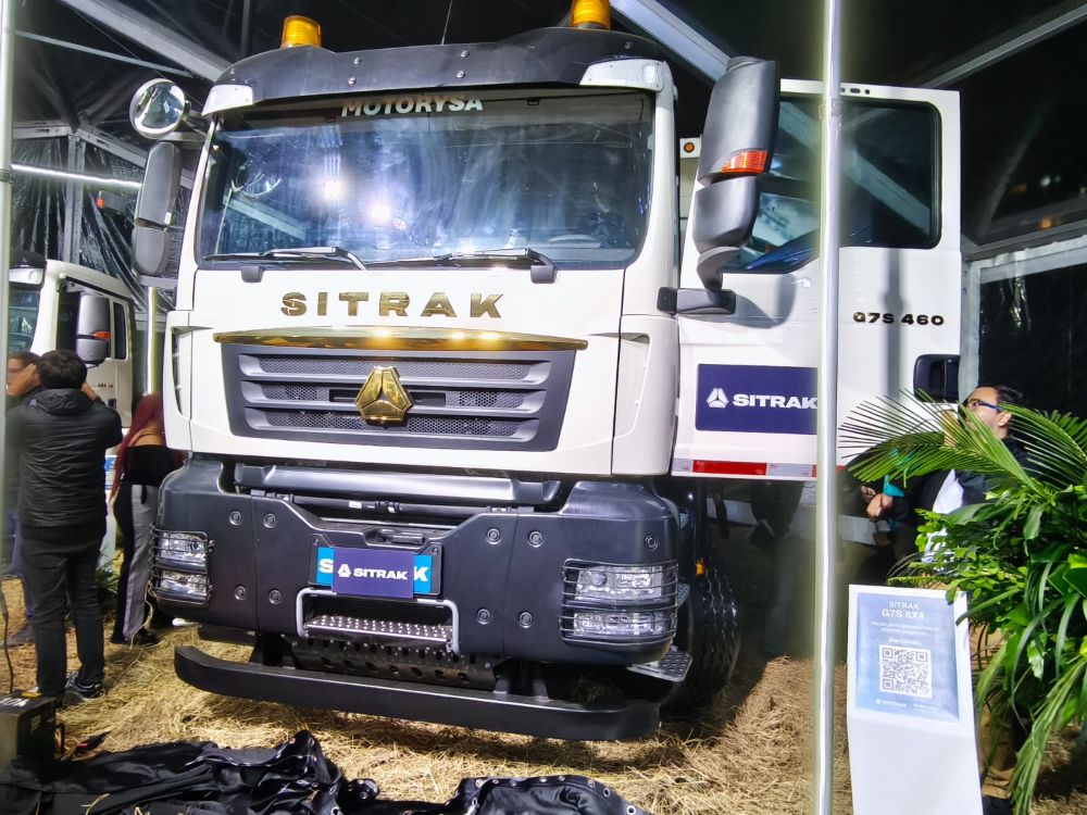 SITRAK, LA MARCA DE CAMIONES CHINOS, LLEGA A COLOMBIA Y OBLIGA A REPENSAR EL TRANSPORTE PESADO V12MAGAZINE SITRAK Colombia 2026 marca un cambio estructural en la oferta de camiones al introducir ingeniería pesada con respaldo local, un factor que impacta directamente costos operativos, eficiencia y decisiones de flota. V12MAGAZINE