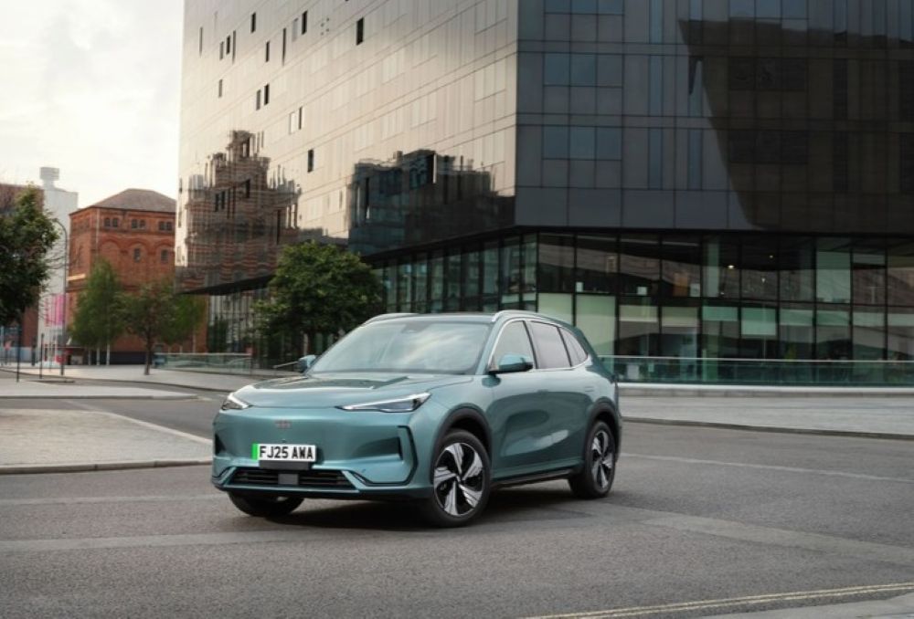 ASÍ ES EL GEELY EX5, NUEVO REFERENTE DE LA MOVILIDAD ELÉCTRICA MODERNA EN COLOMBIA V12MAGAZINE Geely EX5 redefine el estándar del segmento con una propuesta eléctrica enfocada en seguridad, confort y tecnología real para el uso diario. V12MAGAZINE