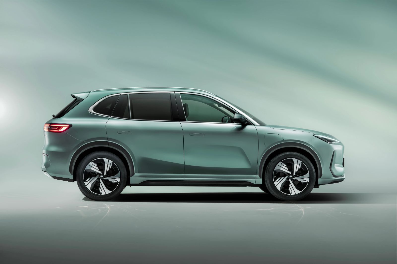 ASÍ ES EL GEELY EX5, NUEVO REFERENTE DE LA MOVILIDAD ELÉCTRICA MODERNA EN COLOMBIA V12MAGAZINE Geely EX5 redefine el estándar del segmento con una propuesta eléctrica enfocada en seguridad, confort y tecnología real para el uso diario. V12MAGAZINE