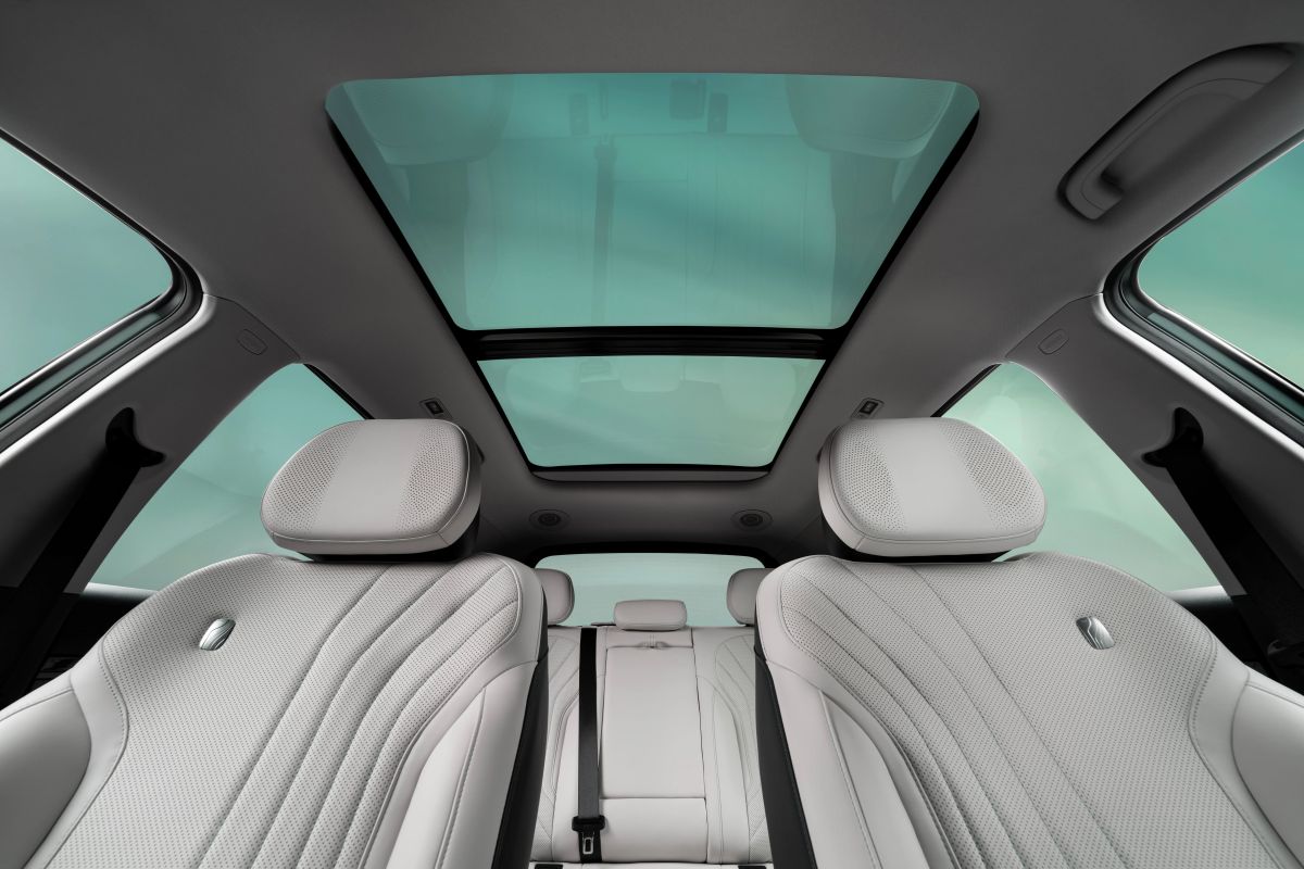 ASÍ ES EL GEELY EX5, NUEVO REFERENTE DE LA MOVILIDAD ELÉCTRICA MODERNA EN COLOMBIA V12MAGAZINE Geely EX5 redefine el estándar del segmento con una propuesta eléctrica enfocada en seguridad, confort y tecnología real para el uso diario. V12MAGAZINE