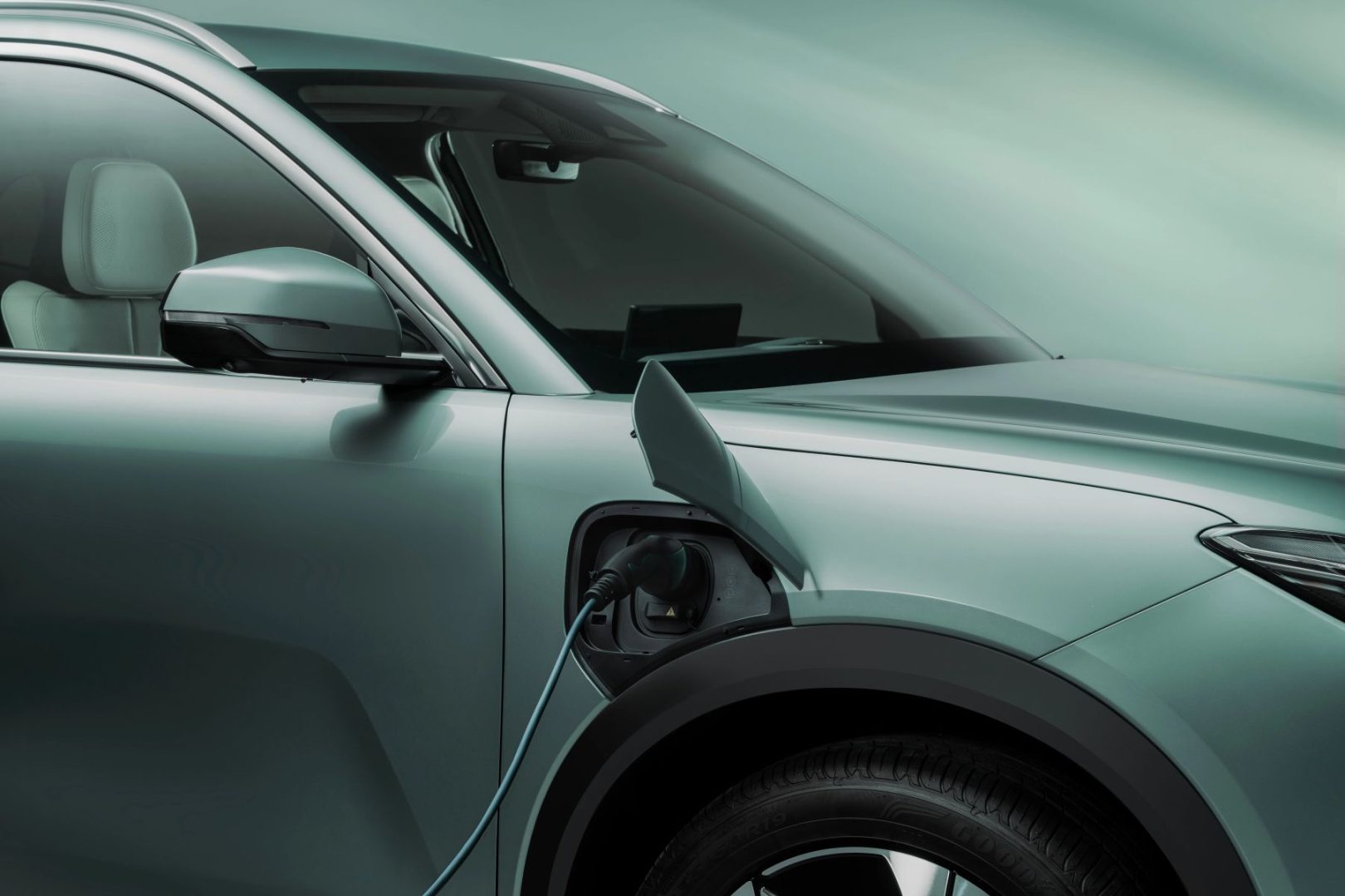 ASÍ ES EL GEELY EX5, NUEVO REFERENTE DE LA MOVILIDAD ELÉCTRICA MODERNA EN COLOMBIA V12MAGAZINE Geely EX5 redefine el estándar del segmento con una propuesta eléctrica enfocada en seguridad, confort y tecnología real para el uso diario. V12MAGAZINE