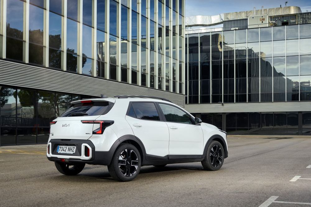 Kia Stonic híbrido está en Colombia como el modelo de entrada de Kia hacia la eficiencia, combinando diseño urbano, tecnología y un enfoque accesible para una movilidad más limpia. V12MAGAZINE